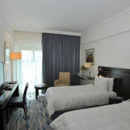 Ramada Hotel & Suites Amman Rum bild